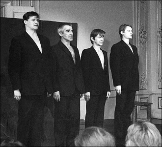 Od lewej: Adam Opatowicz, Jacek Polaczek, Henryk Gęsikowski i Tomasz Jankiewicz na Ogólnopolskim Przeglądzie Teatrów Małych Form w Klubie „13 Muz” - fot. ze zbiorów Bogdana Bombolewskiego