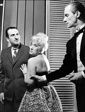 Jadwiga Okońska (Dyrektorowa), Ryszard Sobolewski (Stokowicz) i Jan Ibel (Kamerdyner) w Maison de France (1963)