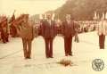 Od lewej: Józef Urbanowicz, Stanisław Kowalczyk, Janusz Brych składają pod pomnikiem bukiet 35. biało-czerwonych goździków.