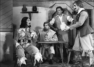 Od lewej: Ludwik Benoit (Henryk VI, król angielski), Ryszard Kolaszyński (Robert, młynarz), Mieczysław Wiśniewski (Ryszard, syn Ferdynanda) i Jarosław Skulski (Ferdynand Kokl, strażnik lasów) w Henryku VI na łowach (1956)