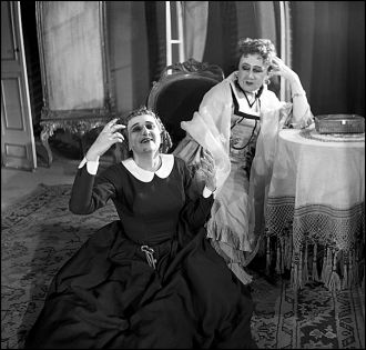 Danuta Kolaszyńska (Ulita, klucznica) i Helena Larys-Pawińska (Raisa Pawłowna) w Lesie (1958) - fot. Witold Chromiński