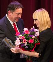 Redaktor naczelny Kuriera Szczecińskiego, Tomasz Kowalczyk, wręcza Gryfię 2014 Małgorzacie Rejmer