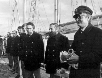 Kapitan Zdzisław Michalski (z prawej) wraz z załogą „Zewu Morza” podczas pożegnania na Wałach Chrobrego przed wypłynięciem w rejs dookoła świata