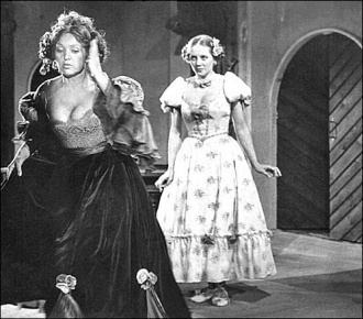 Krystyna Demska (Podstolina) i Anna Lenartowicz (Klara) w Zemście (1982) - fot. Jacek Fijałkowski