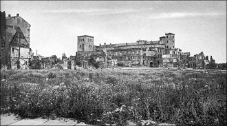 Widok zamku zniszczonego nalotami alianckimi w 1944 roku (lata 50.)