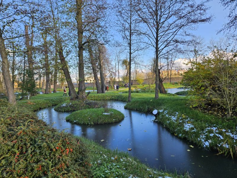 Plik:Skarbimierzyce park 08.jpg