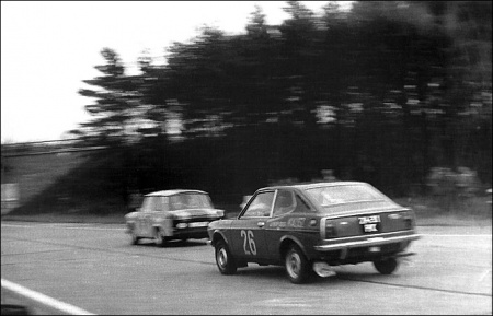 Wyścig klasy 22. Prowadzi Helmut Aßmann z MC Gotha NRD (Trabant Aßmann), za nim Andrzej Swiniarski z Kalisza (Fiat 128 SL 1300) - fot. Zenon Keller
