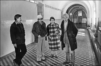 Jan Paprocki, Janusz Rudnicki, Elżbieta Strzyżewska, Andrzej Androchowicz na korytarzu budynku LO I