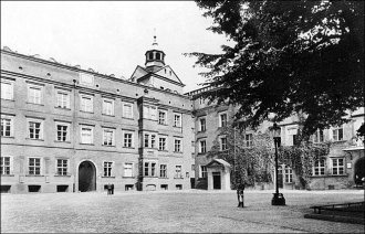 Dziedziniec zamkowy. Widok na skrzydło zachodnie i północne (późne lata 20.)