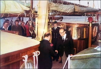 Kpt. Zdzisław Michalski wita na pokładzie „Zewu” ambasadora PRL w Holandii, podczas zlotu żaglowców z okazji 700 lecia Amsterdamu (sierpień 1975)