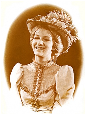 Ewa Wrońska (Nellie Ewell)