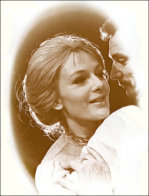 Ewa Wrońska (Nellie Ewell) i Andrzej Hrydzewicz (John Buchnan jr.)