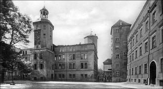 Dziedziniec zamkowy. Widok na skrzydło południowe i część zachodniego (lata 30.)